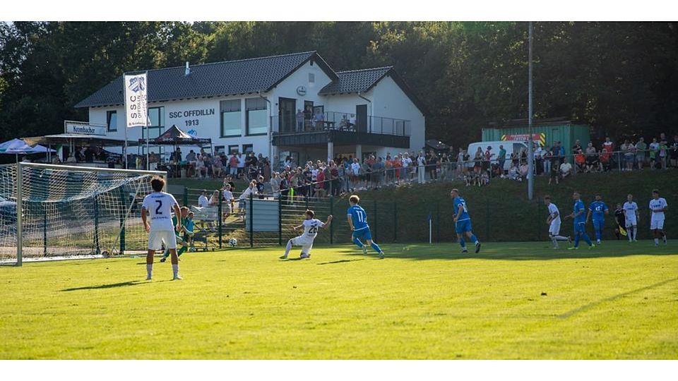 Fußball-Fest in Offdilln: Zum Jubiläumsspiel der SG Obere Dill gegen den TSV Steinbach Haiger freuen sich 400 Zuschauer über das Dagebotene auf und rund um den Rasen. © Björn Franz