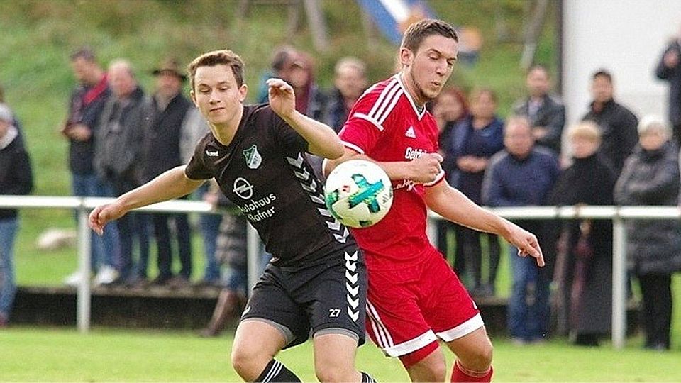 Johannes Vilsmeier (in Rot) und der TSV Wörth sind nach dem Sieg im Spitzenspiel gegen Moosham neuer Tabellenführer.  F: lst