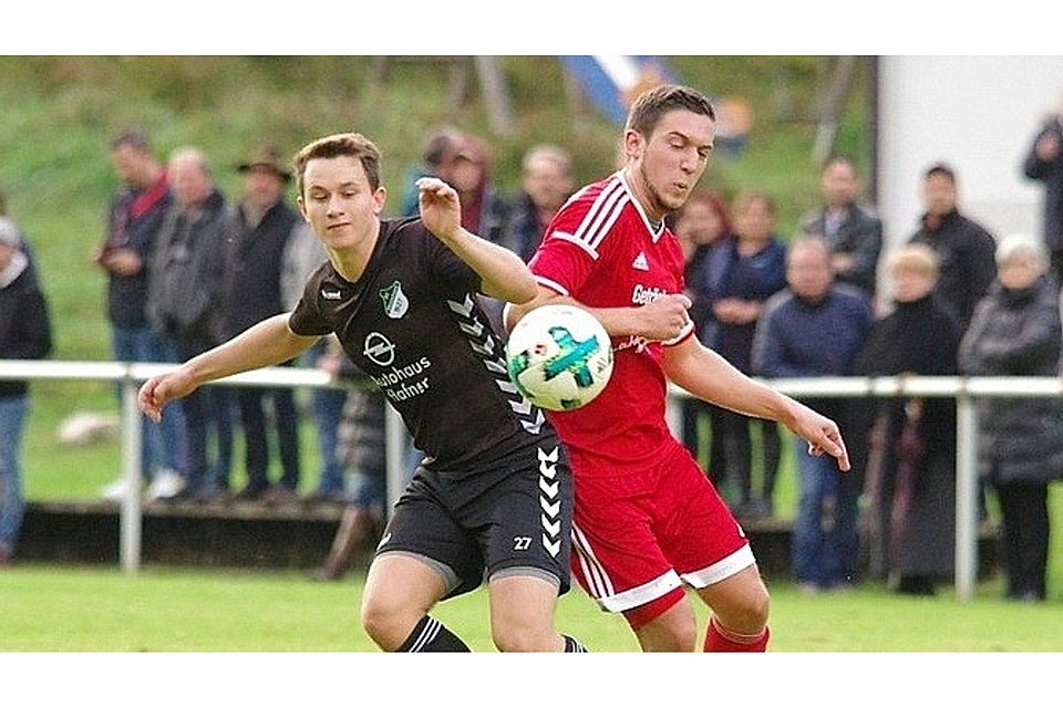 Johannes Vilsmeier (in Rot) und der TSV Wörth sind nach dem Sieg im Spitzenspiel gegen Moosham neuer Tabellenführer.  F: lst