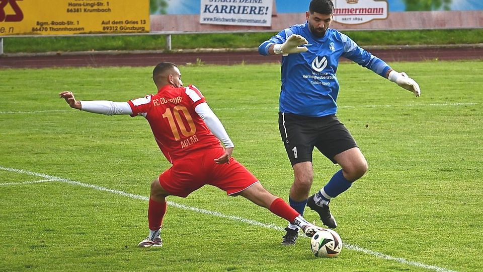 Thannhausens Keeper Liridon Rrecaj vertraute nicht nur auf seine Fangkünste, sondern ging auch ins Dribbling gegen den Günzburger Emirhan Aglar.