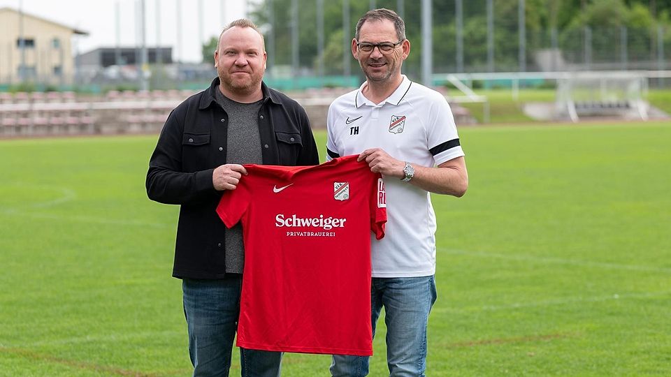 Neuling aus der Nachbarschaft: Trainer Gerhard Lösch (li.) wurde von VfB-Fußballchef Thomas Herndl willkommen geheißen. Die Planungen laufen bereits.