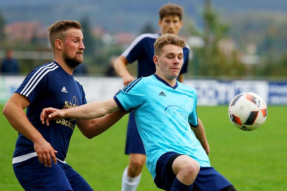 Der VfB Bach (links, im Duell mit der SG Chambtal) bestreitet das erste Spiel im Bezirksliga-Ligapokal, sollte es keine weiteren Verschiebungen geben, bereits am 31. Oktober gegen Sulzbach.