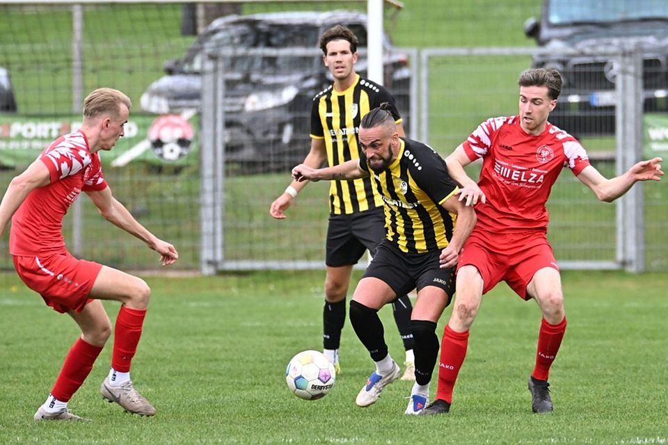Mann des Spiels: Hausens Yannick Häringer (am Ball) setzt sich in dieser Szene gegen zwei Gegenspieler durch. 