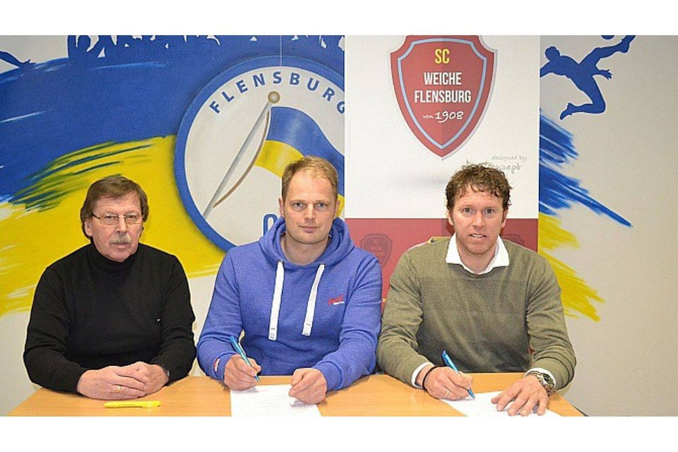 Freudige Vertragsunterzeichnung: 08-Vorsitzender Manfred Klarmann (links), Trainer Torsten Böker und Co-Trainer Frank Peters. Foto: Heldt