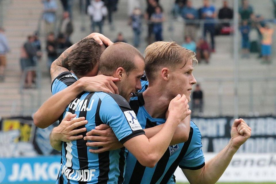 Jubel in blau und schwarz: Der SV Waldhof festigt weiter seine Spitzenposition in der Regionalliga Südwest. F: Jürgen Habich (Shark Design)