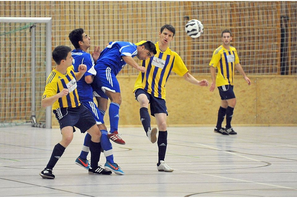 Kuppingens Okan Özkan (Mitte) köpft den Ball vor Thorsten Schikotanz aus der Gefahrenzone  GB-Foto: Holom