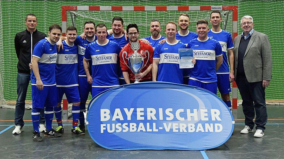 Der Hans-Dammer-Gedächtnispokal geht an die Altherren des FC Mintraching.