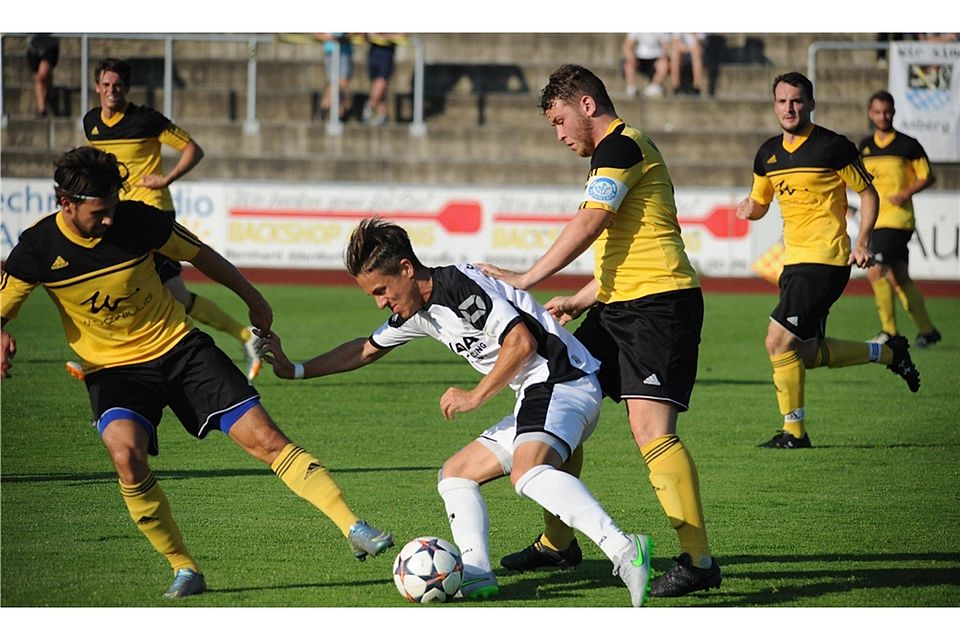 Zum ersten Heimspiel der Saison empfing der FC Amberg (in Weiß) den VfL Frohnlach. Nach Halbzeit 1 war das Spiel mit 1:1 ausgeglichen.  Foto: Brückmann