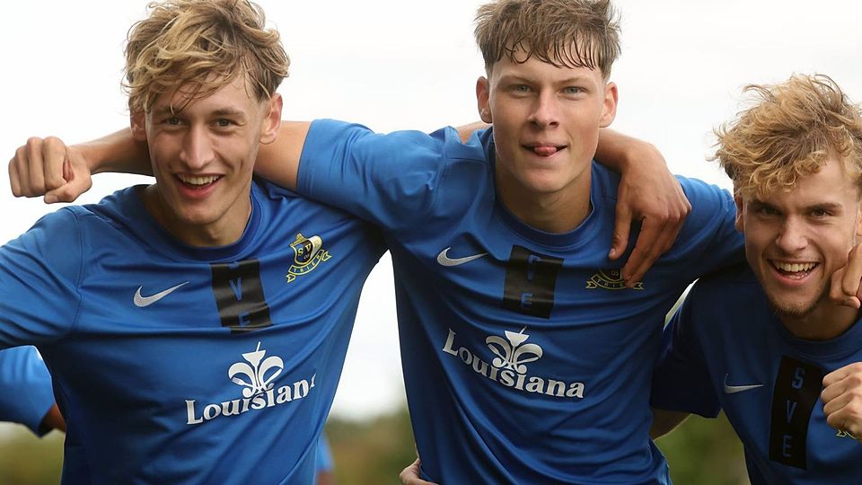 Tom Richter, David Wacht und Maximilian Marx jubeln nach dem Treffer zum 2:0
