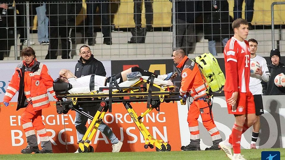 Bitterer Moment: Denis Ade wird mit der Trage vom Platz gebracht.