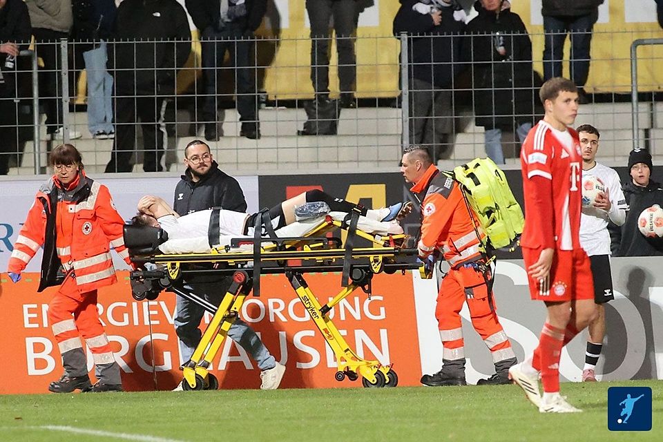 Bitterer Moment: Denis Ade wird mit der Trage vom Platz gebracht.