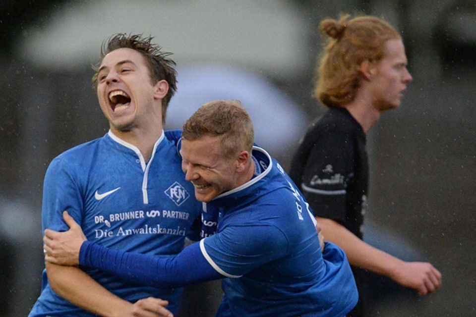 So sieht Fußballfreude unter Männern aus: Christoph Bruhn und Björn D?Antino vom FC Neustadt. | Foto: Seeger