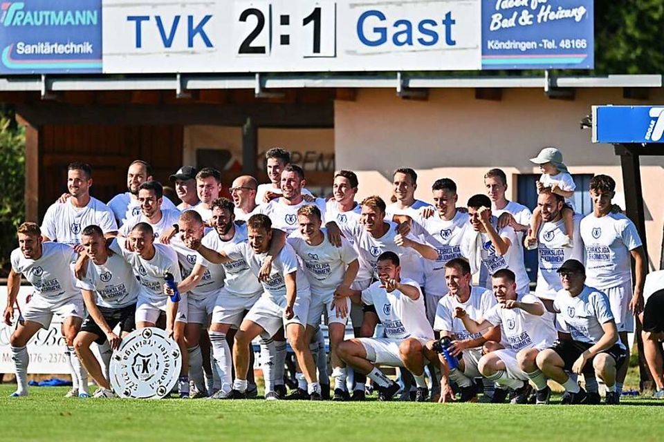 So feiern die Fußballer des TV Köndringen den Aufstieg in die Bezirksliga Freiburg.