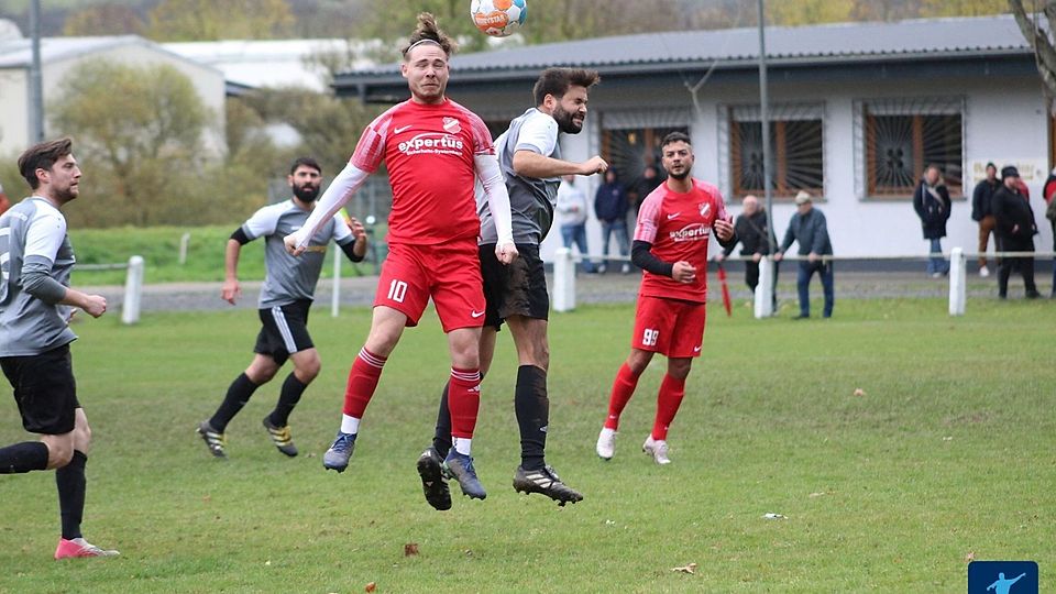 Der VfL Sponheim (in den roten Trikots) egalisierte einen deutlichen Pausenrückstand spät.