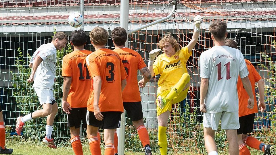 Das Pilsensee-Derby zwischen dem TSV Hechendorf und dem TSV Oberalting endete 2:2. In der zweiten Halbzeit war Oberalting drückend überlegen, das Tor von Keeper Jonathan de Riese stand unter Dauerbeschuss.