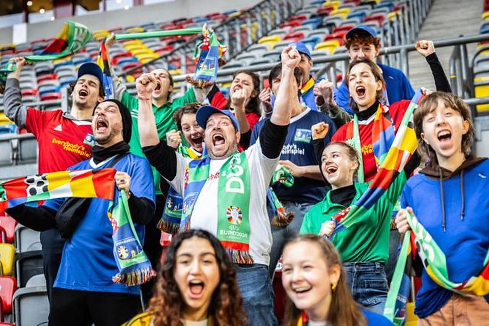 Die Inszenierung »Glaube, Liebe, Fußball« kombiniert legendäre Momente der Fußballgeschichte mit Fangesängen, Choreos.