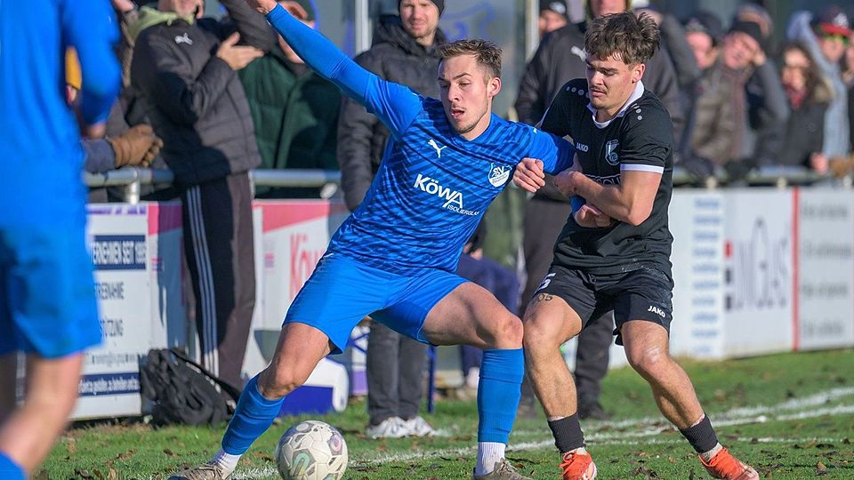 Seriensieger SV Schwandorf-Ettmannsdorf (links Kevin Grünauer) ist gegen Kosova Regensburg haushoher Favorit.