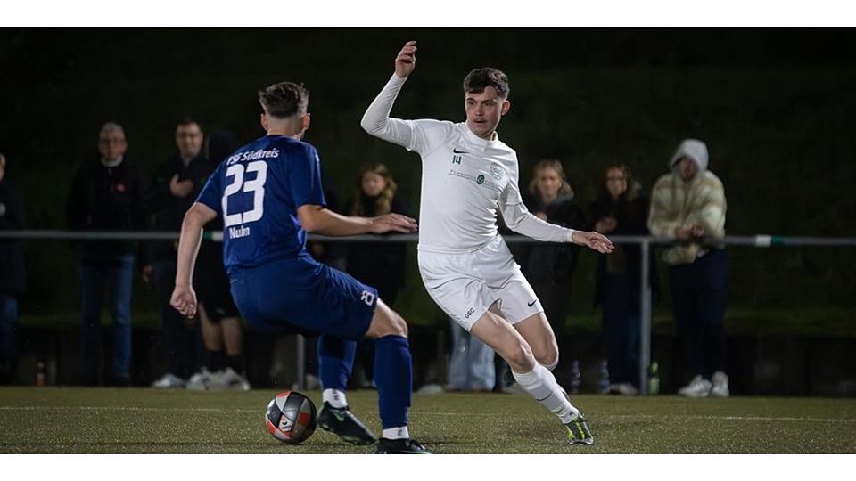 Der Gladenbacher Morten Röser (rechts) versucht, an Südkreis-Kicker Erik Nuhn (23) vorbeizuziehen. © Lars Hinter