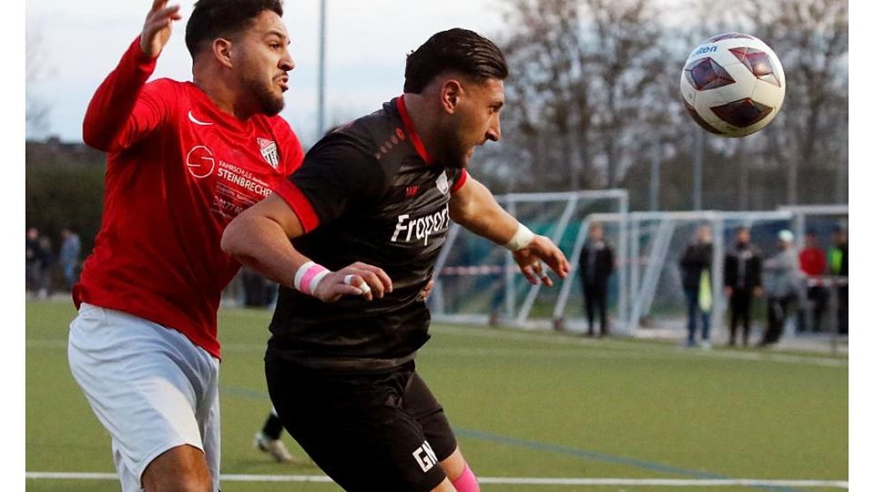 Umkämpft, aber stets fair lief das A-Liga-Spitzenspiel zwischen Tabellenführer Genclerbirligi Bischofsheim und Verfolger Türk Gücü Rüsselsheim, wie hier im Duell von Gencler-Angreifer Muhammed Ali Dirican (rechts) und Türk-Verteidiger Bilal Essalat Mohatar. Das Unentschieden: gerecht.