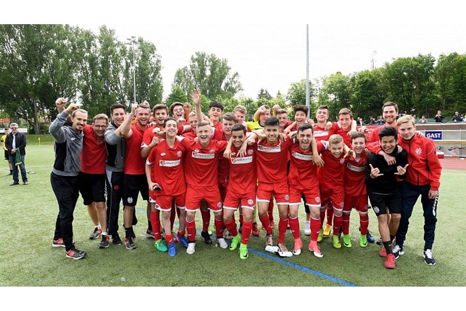 Nach dem Spiel in Gonsenheim durften die C-Junioren des FSV Mainz 05 die verdiente Regionalliga-Meisterschaft bejubeln. 	Foto: hbz/Schäfer