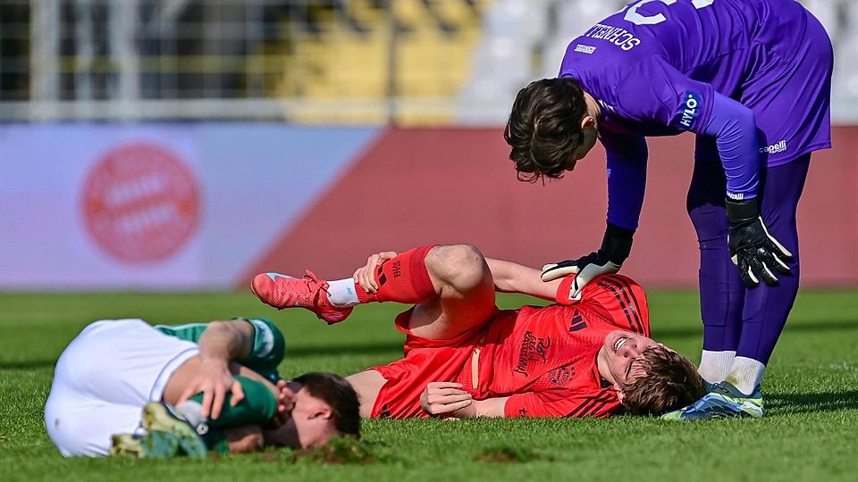 Nach einer starken Parade und dem anschließenden Zusammenstoß half Lukas Schneller sowohl Schweinfurts Leonard Langhans, als auch Bayerns Guido Della Rovere.