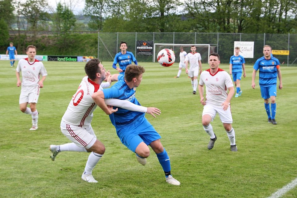 Die DJK (weißer Dress) gewann gegen den FC Bad Kötzting II mit 2:0.