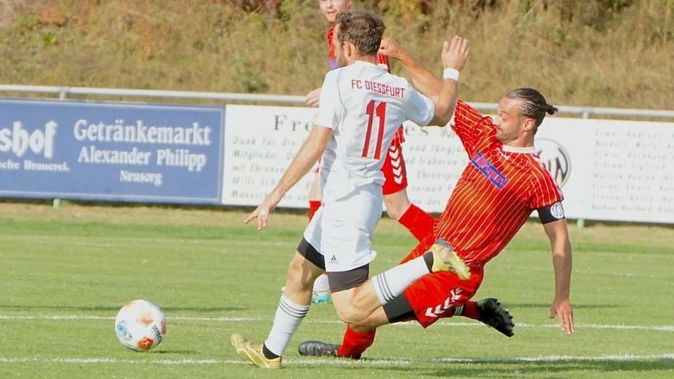Der SV Neusorg (in Rot) will das Heimspiel gegen Hahnbach unbedingt gewinnen, um einen Alleingang des FC Dießfurt (in Weiß) zu verhindern.