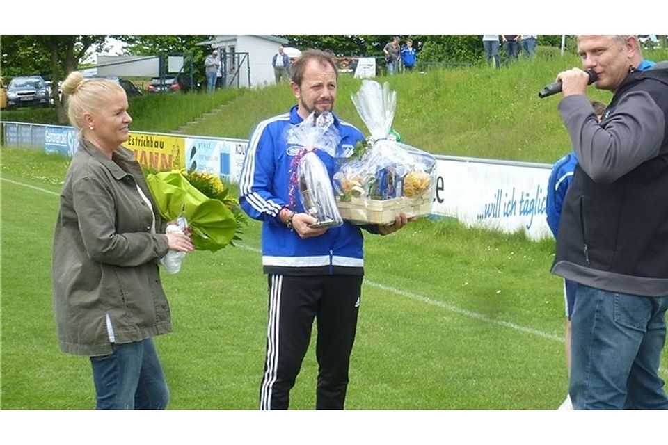 Die Verantwortlichen des SV Schwarzhofen verabschiedeten vor dem letzten Punktspiel den scheidenden Trainer Adi Götz mit Geschenken.