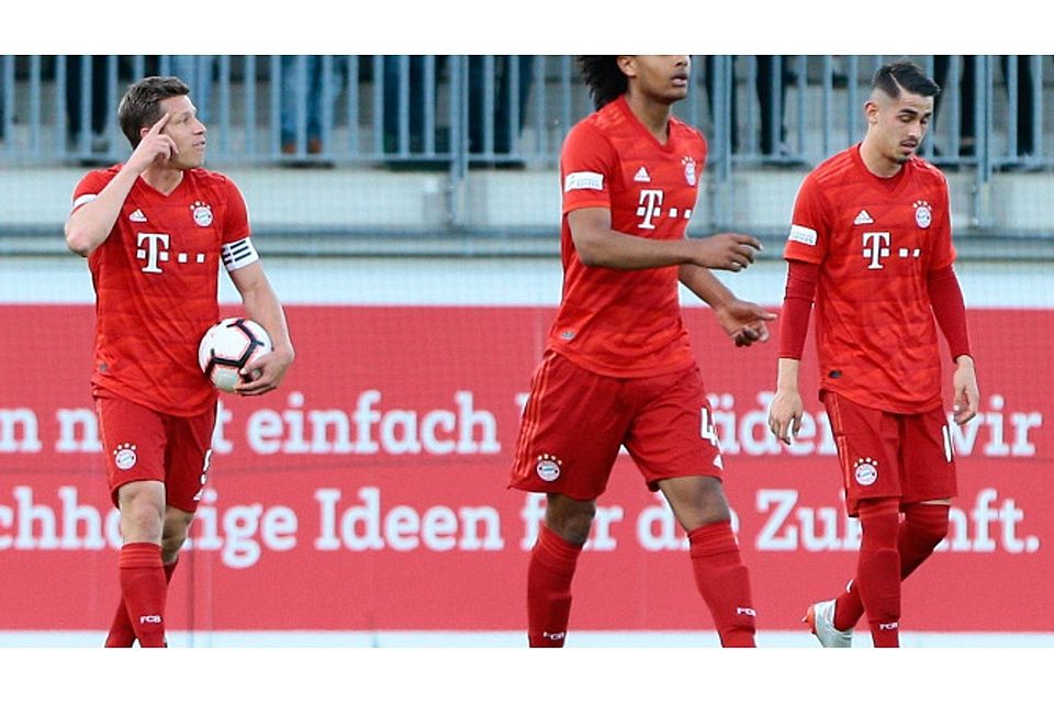 Die Roten sind angezählt: Die Bayern-Spieler Nicolas Feldhahn, Joshua Zirkzee und Meritan Shabani (v.l.).  Imago