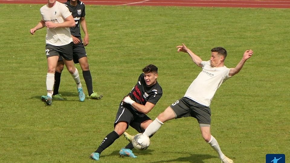 Der FV Leutershausen (weiß) will am Mittwoch den Mannheimer Kreispokal in die Höhe stemmen.