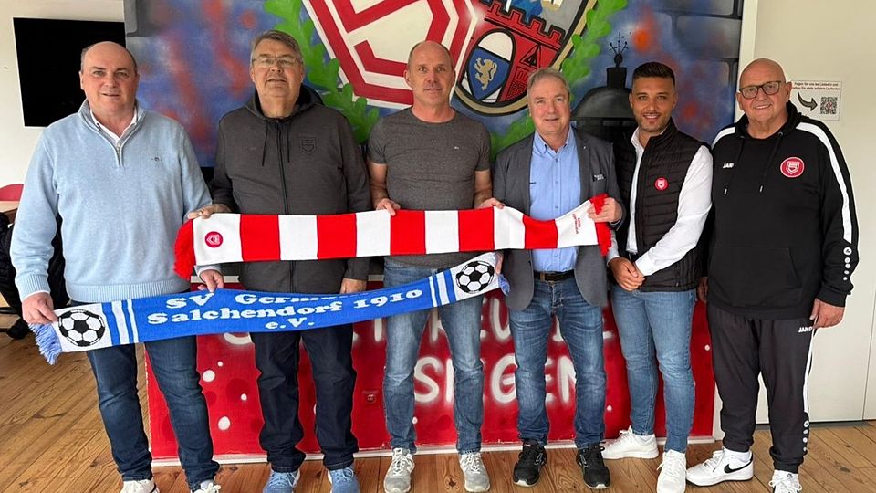 (v.l.:) Sportlicher Leiter Germania Salchendorf Gerhard Birkner, 2. Vorsitzender Sportfreunde Siegen Frank Weber, Trainer Germania Salchendorf Thomas Scherzer, 1. Vorsitzender Sportfreunde Siegen Roland Schöler, Sportlicher Leiter Siegen Jugend Luca D‘Aloia und Jugendkoordinator Sportfreunde Siegen Michael Sting