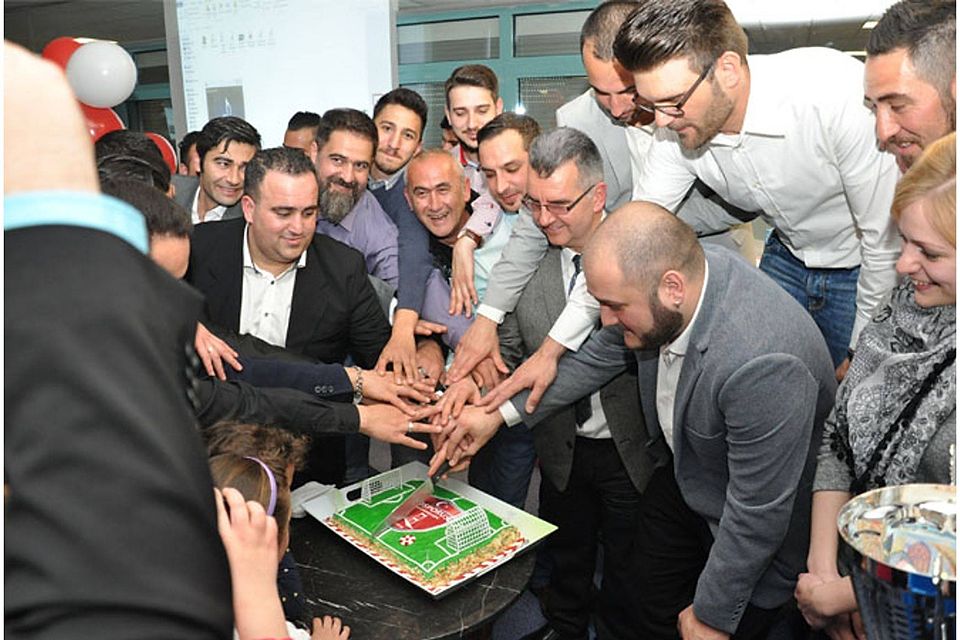 Bei der offiziellen Feier zur Neugründung von Bosporus Thannhausen wurde ein Vereinskuchen angeschnitten.