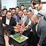 Bei der offiziellen Feier zur Neugründung von Bosporus Thannhausen wurde ein Vereinskuchen angeschnitten.
