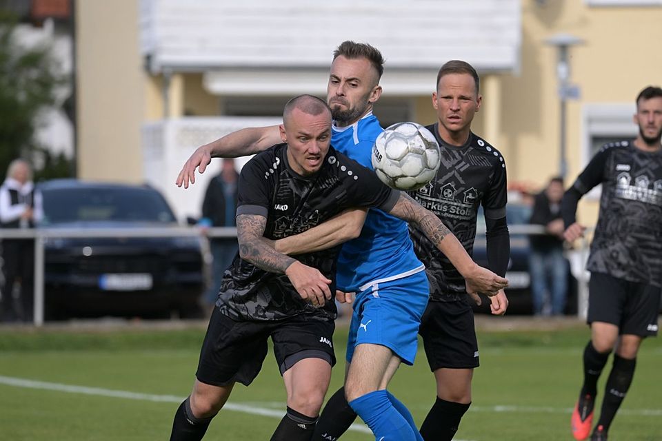Zwei Akteure aus dem Hinspiel, die diesmal nicht mit von der Partie sein werden: Torjäger Besmir Arifaj (in Blau) auf Seiten des FC Kosova und Abwehrchef Sven Hofmann auf Regenstaufer Seite.