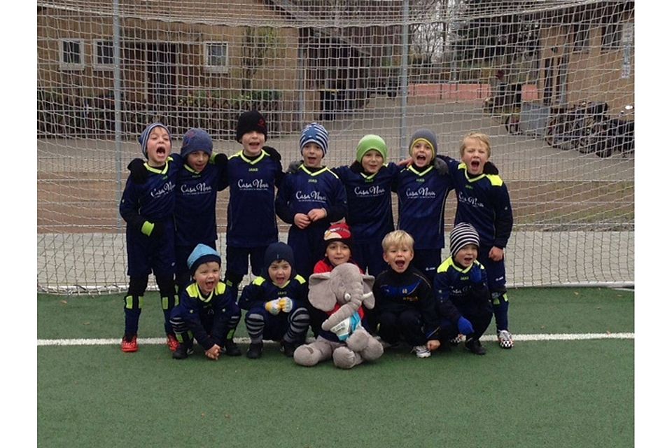 Als Team zusammengewachsen - die Mini-Kicker von Blau-Gelb Wiesbaden. Foto: Durillo.