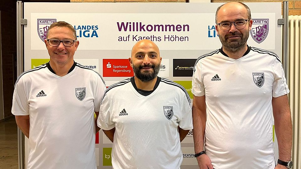 Die sportlichen Leiter Stephan Zizlsperger (l.) und Matthias Bösl rahmen den neuen Cheftrainer Serkan Aygün ein.