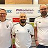 Die sportlichen Leiter Stephan Zizlsperger (l.) und Matthias Bösl rahmen den neuen Cheftrainer Serkan Aygün ein.