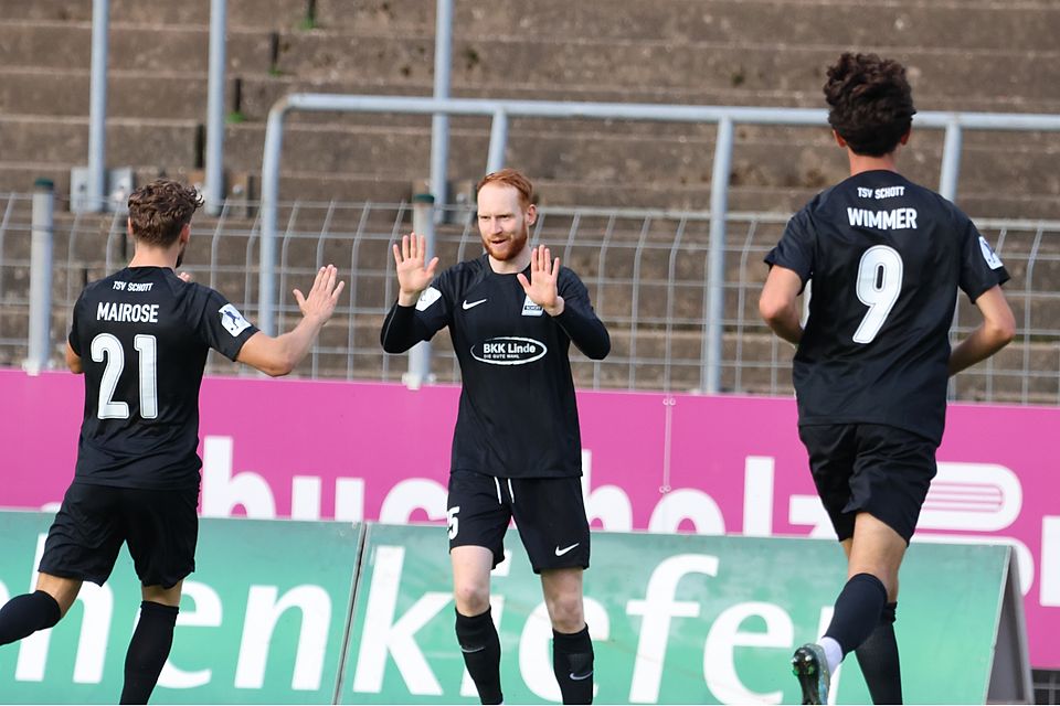 Jedes Ligaspiel (mindestens) ein TSV-Treffer. Hier freut sich Nils Fischer über das 1:0.