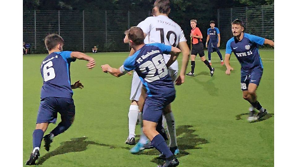 Im zweiten Flutlichtspiel in Folge am Wolkerweg will der FCN (in blau v.l.n.r: Dominik Brandl, Dominik Schwankl und Maximilian Hartmann) die Leistung aus der Vorwoche bestätigen.