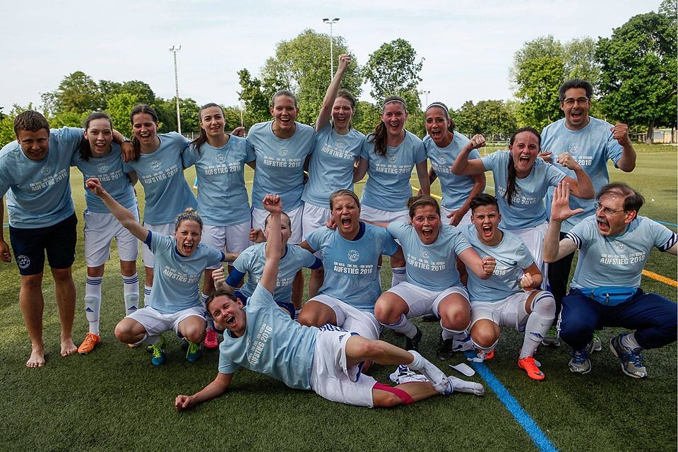 So sehen Sieger aus: Die MFFC-Girls surfen als Verbandsliga-Meister auf der Erfolgswelle, wollen sich 2016/17 in der Hessenliga etablieren. 	Foto: Jürgen Rode