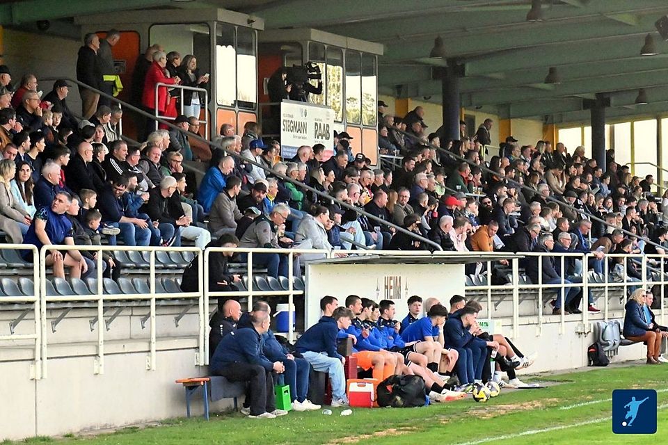 Über 1.000 Zuschauer wollten das Topspiel der Bayernliga Nord in Weiden sehen.