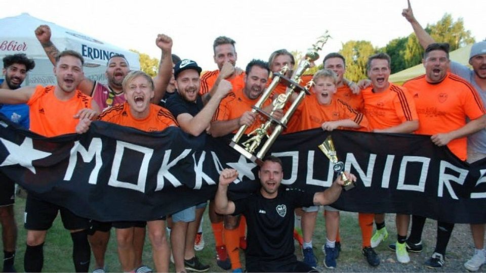 Strahlende Sieger: Das Euskirchener Team „Mokka Juniors“ holte sich den ersehnten Cup. Foto: M. Larmann
