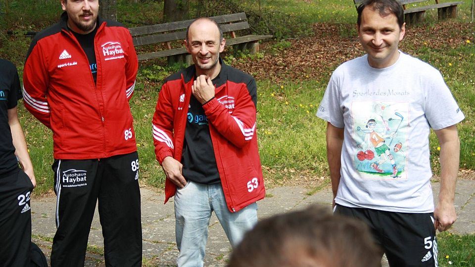 Halit Özkan (rechts): Besprechung mit dem Reserveteam des Türk. SV Herrenberg Foto: Gauß