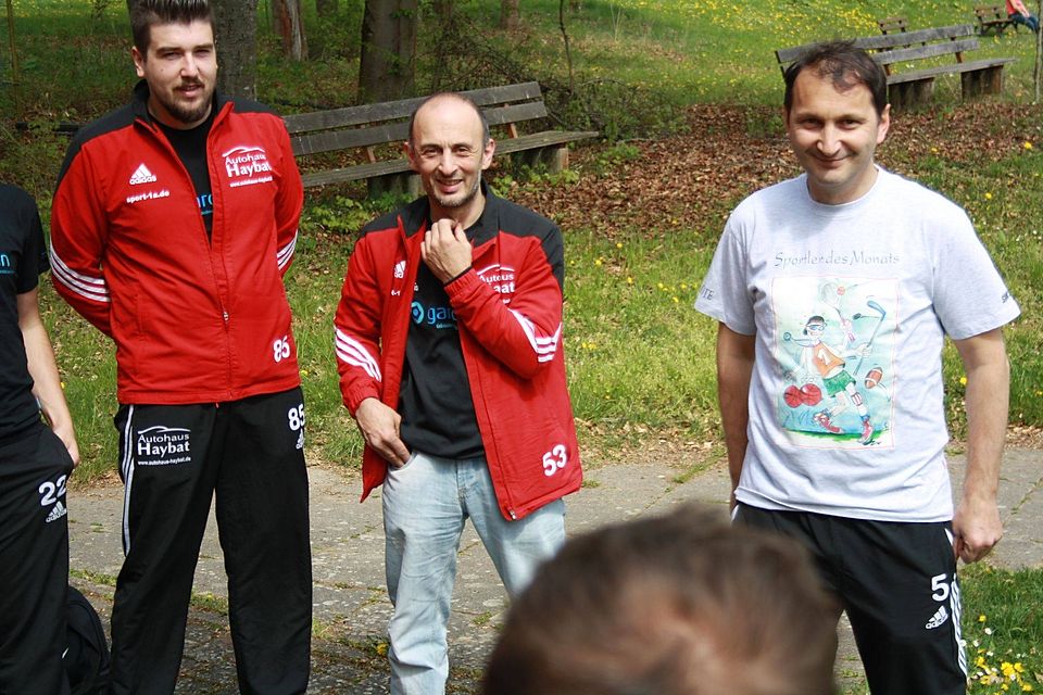 Halit Özkan (rechts): Besprechung mit dem Reserveteam des Türk. SV Herrenberg Foto: Gauß