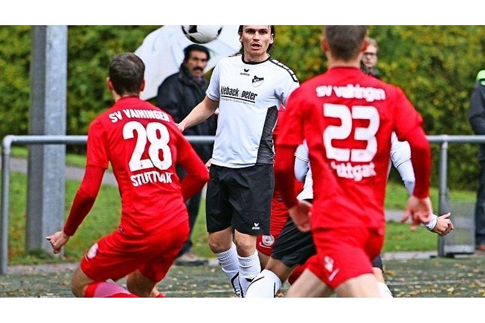 Vorsicht, nächster Bonlandener Angriff. Für die Abwehr des SV Vaihingen kam es am Sonntag knüppeldick. Allein dreimal netzte Maximilian Schwarz (Bildmitte) für den Gegner ein. Foto:Yavuz Dural