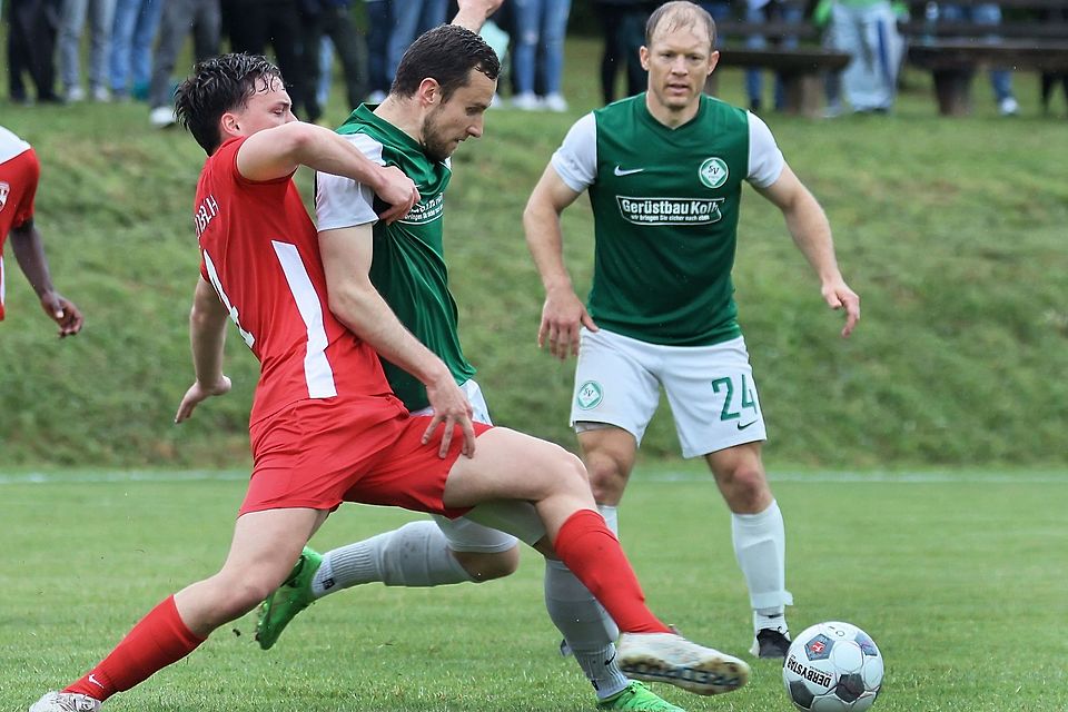 Umkämpft: Steinbachs Nikola Cutura (in Rot) beharkt den Fürther Lars-Eric Schwinn, im Hintergrund beobachtet Philipp Kempf das Geschehen.