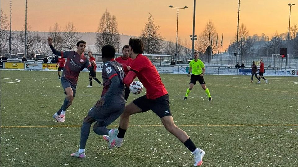 Bei klirrender Kälte setzte sich Wettswil-Bonstetten (rot) gegen Dietikon mit 3:1 durch.
