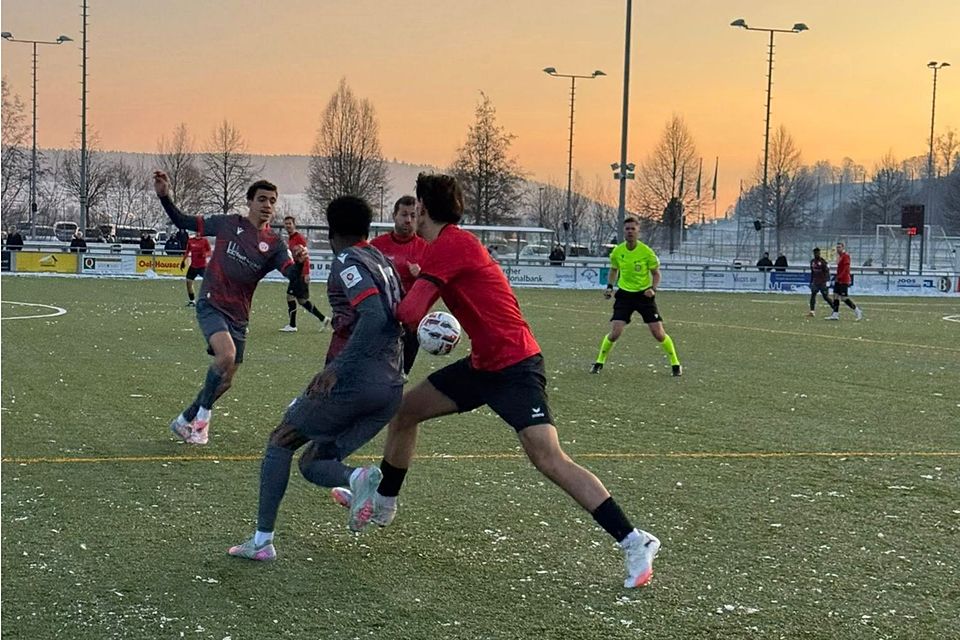 Bei klirrender Kälte setzte sich Wettswil-Bonstetten (rot) gegen Dietikon mit 3:1 durch.