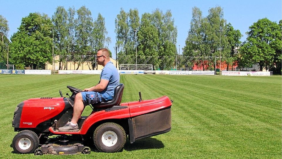 Perfekt: Martin Steinke fährt mit dem Mäher noch einmal über die Rasenfläche. Der Platz präsentierte sich am Freitagnachmittag schon in einem Zustand, der das Herz jedes Fußballers höher schlagen lässt.  ©Jürgen Zinke/OGA