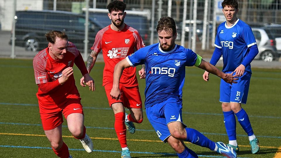22.2.25 Ismaning Fußball / FC Ismaning (blaue Trikots) - SV Heimstetten (rote Trikots) v.l. Quentin Kehl, Kubilay Celic,  Dominik Krizanac, Alessandro Di Rosa